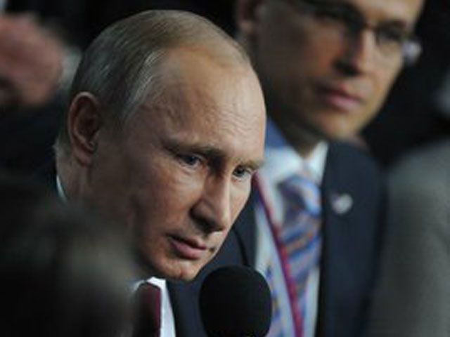Президент Владимир Путин высказался о защите информации в Рунете, о журналистике, о невозможности иметь двойное гражданство госслужащим, о "разваливающейся" "Почте России"