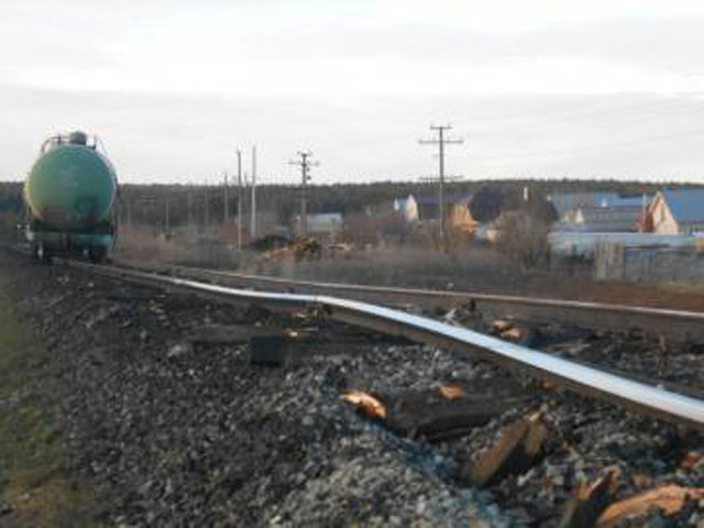   В Татарстане автомобиль столкнулся с поездом, опрокинув 12 вагонов из-под газового конденсата