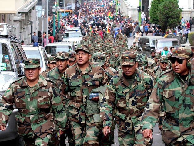 Власти Боливии уволили более 700 военнослужащих за участие в акции протеста