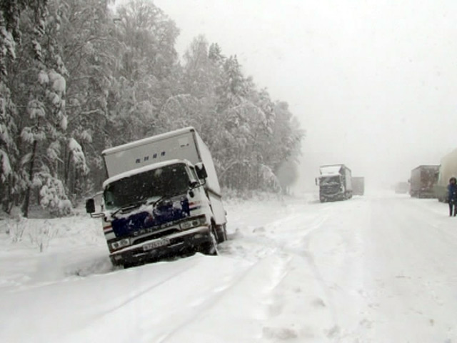 Снегопад парализовал движение транспорта между городами Богданович и Камышлов на Тюменском тракте.