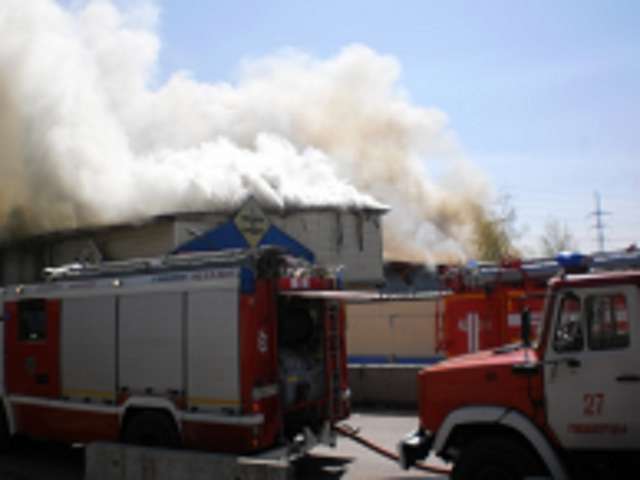Пожар на площади 2000 квадратных метров произошел в пятницу днем на крупном складе с сантехникой в подмосковных Люберцах.