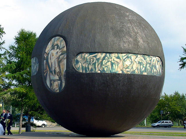 Один из символов Омска - скульптура "Держава", представляющая собой семиметровый шар с изображениями сцен освоения Сибири, из-за сильного ветра укатился с постамента