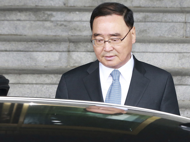 Премьер-министр Южной Кореи Чон Хон Вон объявил об уходе в отставку в связи с критикой за действия после крушения парома "Севол", унесшего 187 жизней