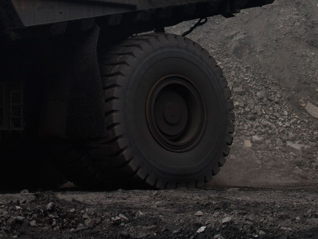 В Магаданской области самосвал с грузом около 100 тонн горной породы наехал на легковой автомобиль