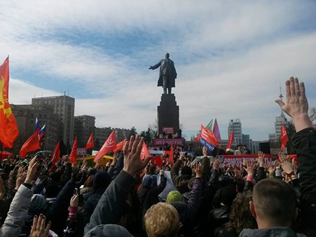 В Харькове потасовка между участниками шествия за единую Украину и сторонниками федерализации привела к госпитализации восьми человек. Еще шестерым медицинскую помощь оказали на месте