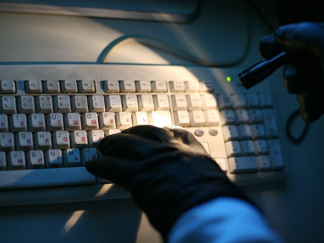Американские официальные лица и специалисты по безопасности предупреждают, что российские хакеры могут организовать атаки на компьютерные сети банков США и других компаний в ответ на новые санкции