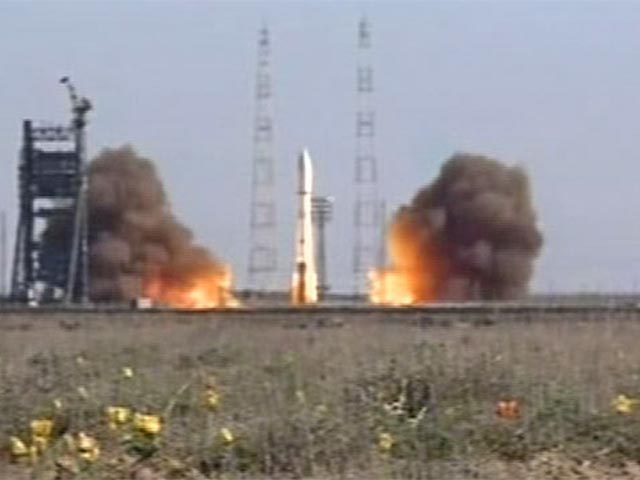 Российская ракета-носитель "Протон-М", стартовавшая в космодрома Байконур в Казахстане с двумя спутниками - отечественными "Луч-5В" и казахстанским "КазСат-3", в заданное время вывела их на промежуточную, геостационарную орбиту
