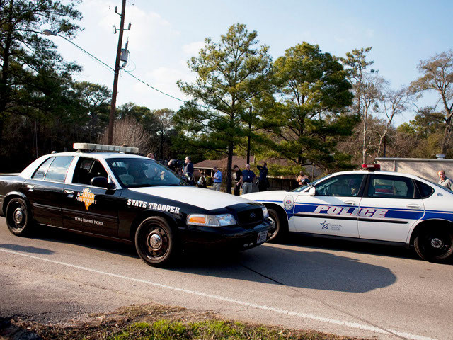В американском штате Техас полиция арестовала 17-летнего подростка за то, что он принес в школу автомат и два пистолета. Все оружие было заряжено