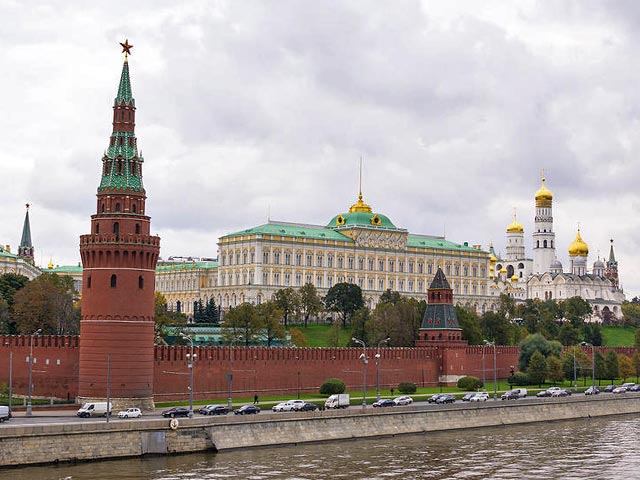 Кремль и Белый дом начали искать замену иностранным инвестициям, пишет газета "Коммерсант". Обсуждение ведется в закрытом режиме с минимумом вовлеченных лиц