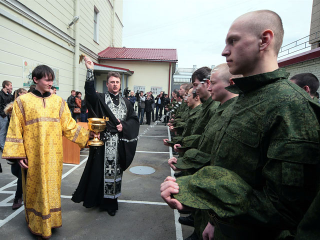 Популярность российской армии и степень одобрения ее деятельности в обществе приблизительно равны популярности Русской православной церкви
