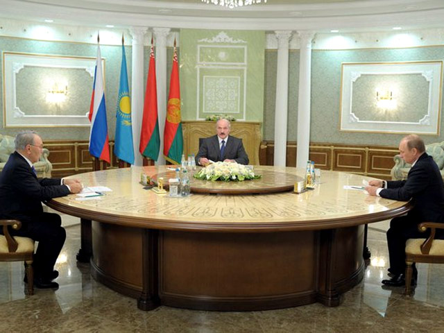 Российская пресса публикует подробности встречи президента Владимира Путина с коллегами из Казахстана и Белоруссии в Минске 29 апреля