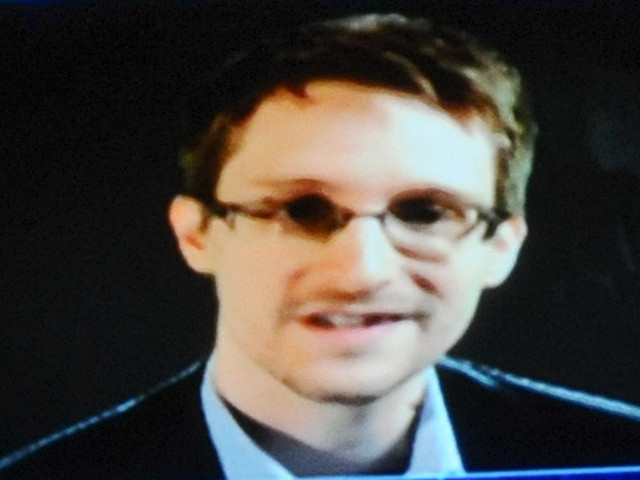 Бывший сотрудник американских спецслужб Эдвард Сноуден, выдавший СМИ секреты Агентства национальной безопасности США и получивший в прошлом году убежище в РФ, не собирается в ближайшее время возвращаться на родину
