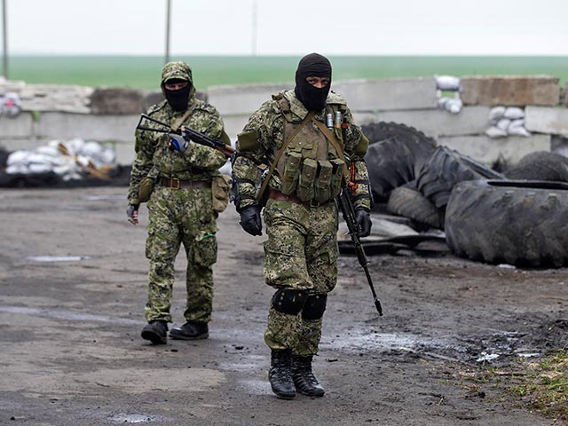 Ополченцы сил самообороны в Славянске Донецкой области, как и собирались, освободили двоих из троих бойцов подразделения "Альфа" СБУ Украины в обмен на своих сторонников