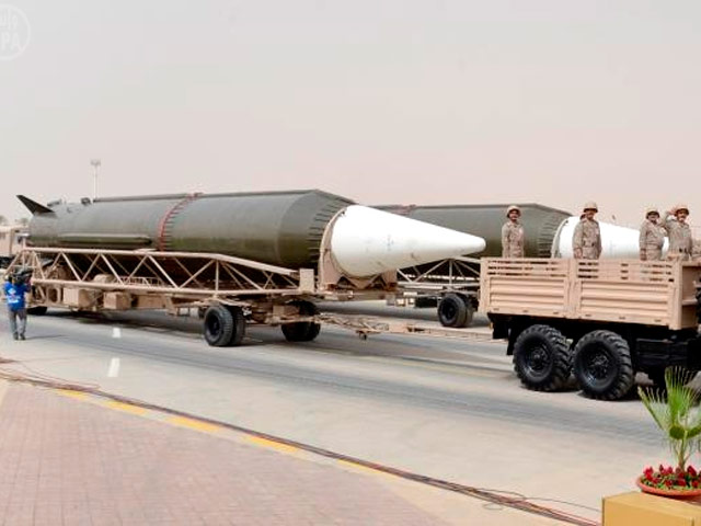 Саудовская Аравия впервые продемонстрировала всему миру имеющиеся у нее на вооружении баллистические ракеты - DF-3 китайского производства