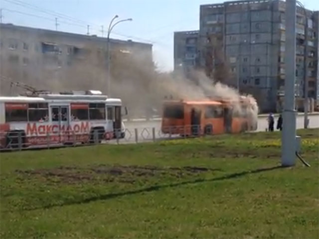 В Кемерово из-за короткого замыкания сгорел целый троллейбус
