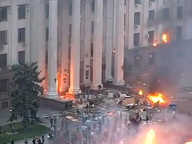 МВД Украины объявило, что предварительно установленной причиной пожара в Доме профсоюзов в Одессе, где сгорели и задохнулись свыше 40 человек, стали коктейли Молотова", брошенные сверху, то есть заблокированными в здании пророссийскими активистами