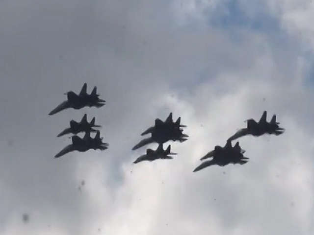 Очевидцы сообщают о передислокации 43 единиц военной авиатехники в направлении аэропортов Качи, Бельбека и Севастополя. за несколько часов днем 3 мая было замечено свыше десятка истребителей Миг-29 и Су-27, а также несколько стратегических бомбардировщико