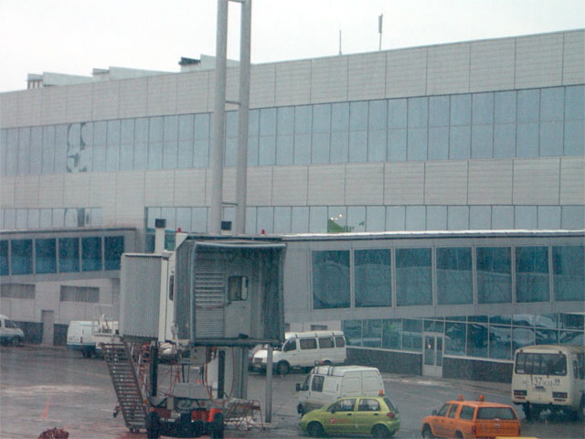 Пьяный пассажир затеял драку в автобусе, курсирующем между терминалом и самолетами в "Домодедово"