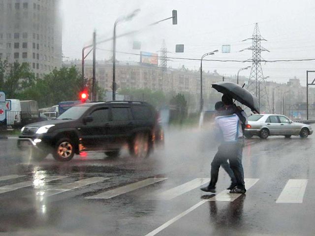 По уточненному прогнозу Гидрометеобюро Москвы и Московской области, с 21:00 воскресенья в Москве пойдет дождь, местами сильный, за два дня может выпасть до 60% майской нормы