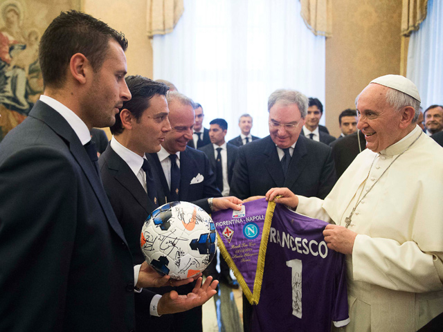 Папа Римский Франциск принял накануне в Ватикане представителей Итальянской федерации футбола, а также игроков из команд Fiorentina и Napoli