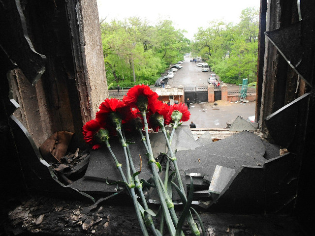 Одесские судмедэксперты завершили опознание 37 погибших, найденных в сгоревших 2 мая помещениях областного Дома профсоюзов