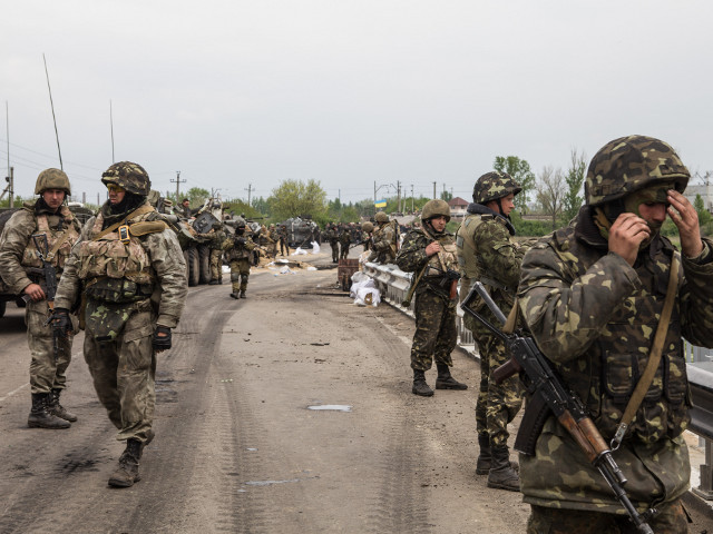 Внимание россиян к событиям на Украине не ослабевает, их беспокоит возможность вооруженного конфликта между двумя странами, показал опрос