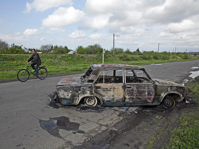 В штабе самообороны сообщили, что в районе села Семеновка на трассе Славянск-Донецк погибли 3 ополченца, еще 30 получили ранения и 10 пропали без вести