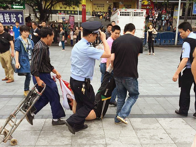 На вокзале китайского города Гуанчжоу два молодых человека напали с ножом на людей, стоявших на площади во вторник, 6 мая. Полицейские, прибывшие на место происшествия около 11:30 утра, вынуждены были выстрелить в одного из преступников