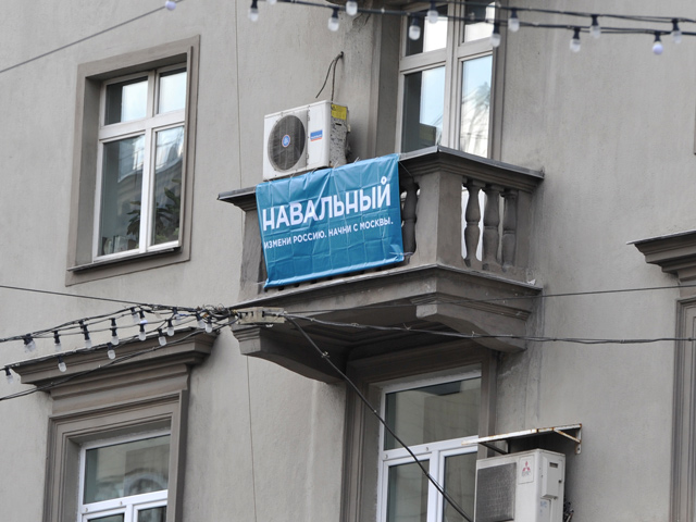 Размещение агитационных растяжек и баннеров на балконах своих сторонников активно использовал прошлой осенью оппозиционер Алексей Навальный в ходе кампании по выборам мэра Москвы
