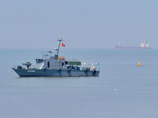 Власти Вьетнама заявили, что корабли ВМС страны помешали китайским кораблям, которые собирались установить буровую вышку для добычи нефти в Южно-Китайском море в районе спорных Парасельских островов