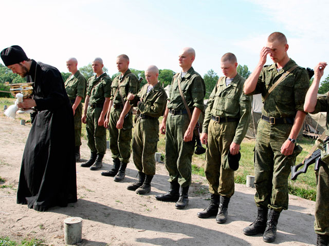 Моральный климат в Российской армии улучшился, считает ответственный за ее окормление представитель РПЦ