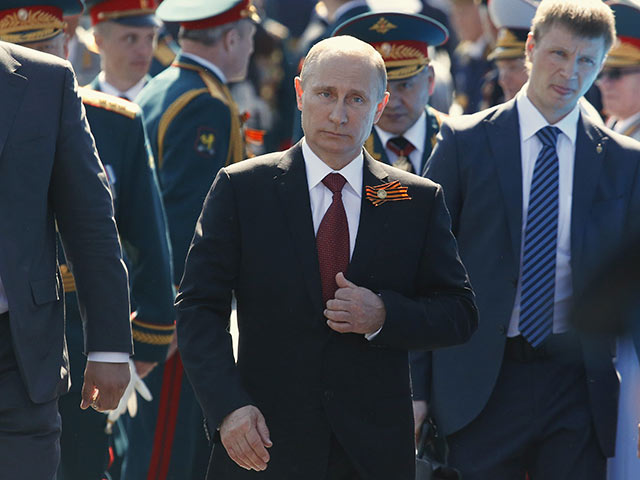 Путин встретился с девочкой, которая на прямой линии попросилась на парад на Красной площади