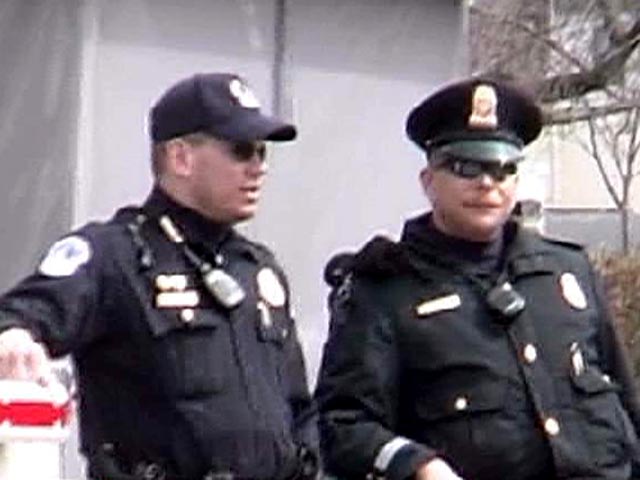 Сотрудники Секретной службы США в четверг 8 мая задержали двух мужчин, одновременно перебросивших неизвестные предметы через ограду официальной резиденции американских президентов
