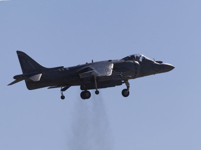 Harrier - самолет вертикального взлета и посадки. Предварительной причиной инцидента стали неполадки с двигателем