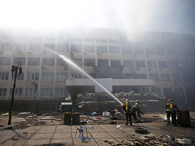 В Мариуполе вновь горит здание горсовета