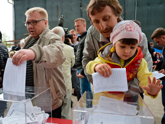 В Москве собралась толпа голосующих за независимость Донецкой и Луганской областей
