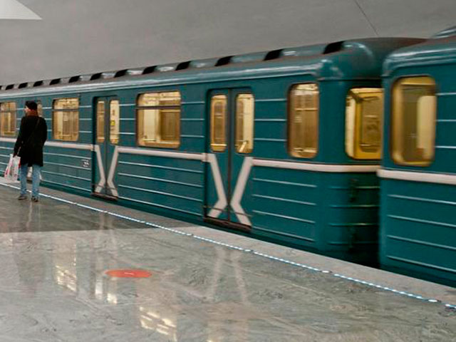 В московском метро человек прыгнул на рельсы и скончался