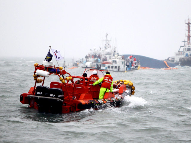 Неблагоприятные погодные условия не позволяют продолжать операцию по поиску жертв крушения судна "Севол", затонувшего 16 апреля у берегов Южной Кореи, уже третий день