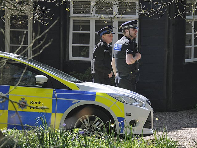 Полиция британского графства Кент ищет преступников, которые уже дважды проникали в фамильный особняк модели и телеведущей Пичес Гелдоф. Во время одного из этих "визитов" была похищена газонокосилка