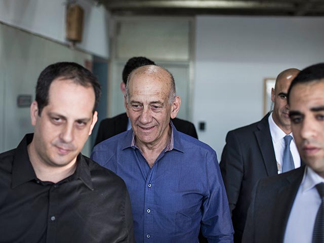 Окружной суд Тель-Авива приговорил бывшего премьер-министра Израиля Эхуда Ольмерта к шести годам тюремного заключения