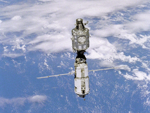К Земле летят трое космонавтов из экипажа МКС, после завершения длительной командировки на орбитальной станции