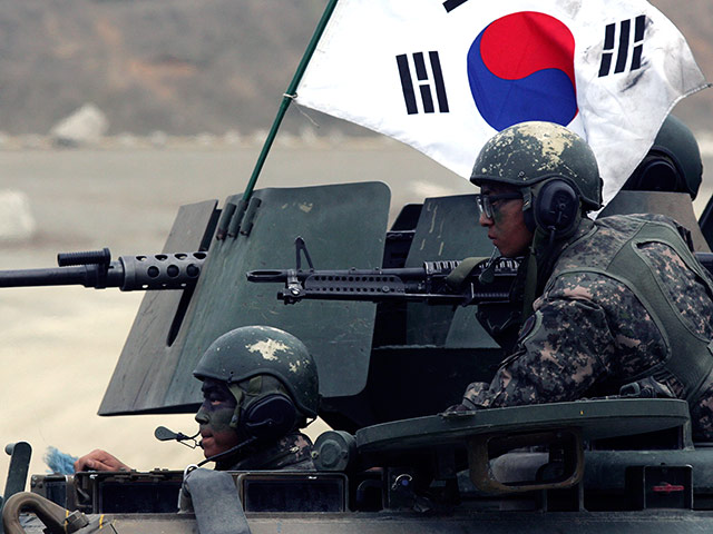 Военные Южной Кореи проверили неизвестное устройство, в котором ранее увидели северокорейский беспилотник-шпион. Объект синего цвета, найденный недалеко от столицы страны, Сеула, оказался всего лишь фрагментом сломанной двери биотуалета