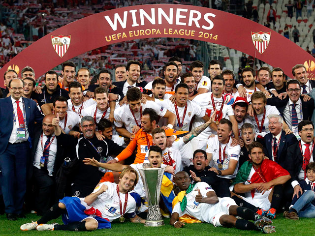 Футболисты испанской "Севильи" нанесли поражение португальской "Бенфике" в финале Лиги Европы УЕФА и в третий раз стали победителями этого престижного турнира. Героем серии пенальти стал голкипер Бету, отразивший два удара "орлов"