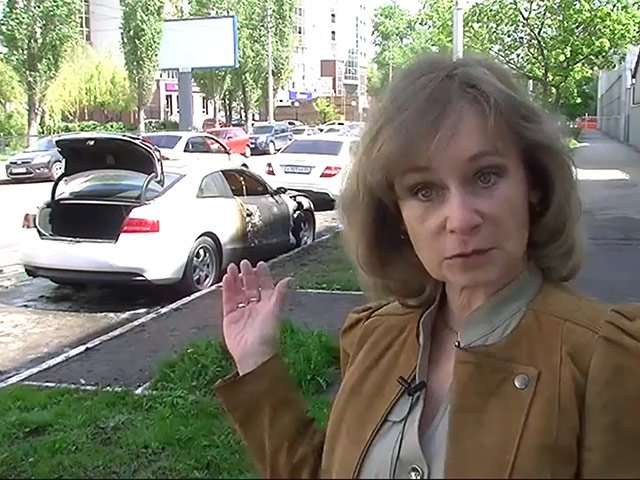 Автомобиль члена Адвокатской палаты Саратовской области Елены Сергун, припаркованный на оживленной улице возле ее офиса, был сожжен двумя мужчинами 14 мая в 10 утра, что зафиксировали камеры видеонаблюдения