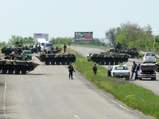 Блокпост украинской армии по дороге между Краматорском и Славянском, 4 мая 2014 года