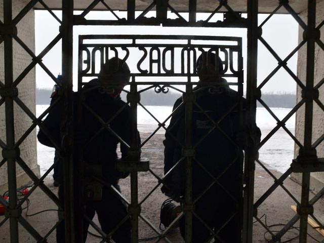 В Бухенвальд после реставрации вернулись знаменитые ворота с надписью "Каждому свое", которая теперь выкрашена красным