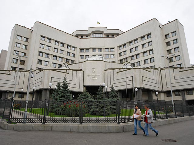 Президент Украины, который будет избран на внеочередных выборах 25 мая, будет иметь полный пятилетний срок полномочий. Такое решение обнародовал в пятницу Конституционный суд страны