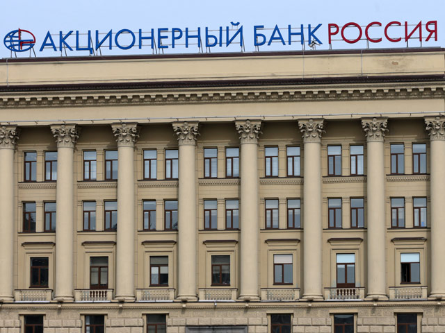 Клиенты вывели в апреле 13 млрд рублейиз подвергшегося санкциям США банка "Россия"