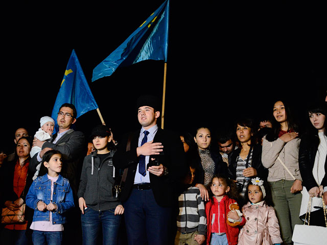Участники акции памяти в микрорайоне Симферополя Акмечет, приуроченной к 70-летию депортации крымских татар