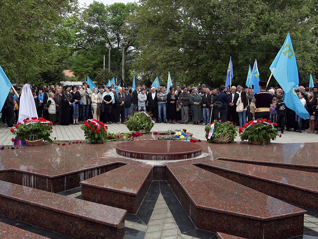 Участники молебна у памятника депортированным народам в Симферополе во время мероприятий, посвященным 70-й годовщине депортации крымских татар